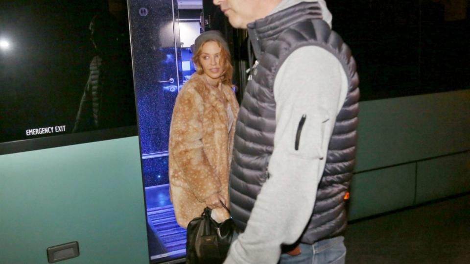 Kylie Minogue dojela do Prahy - Jak se jí asi líbila cesta autobusem?
